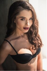 Denizli escort Çınar Meydanı’nda bekliyor